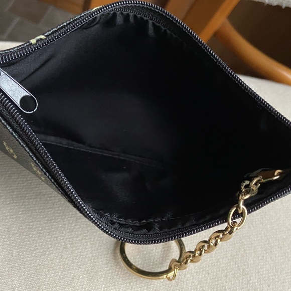 Dooney & Bourke wristlet. - Picture 7 of 13